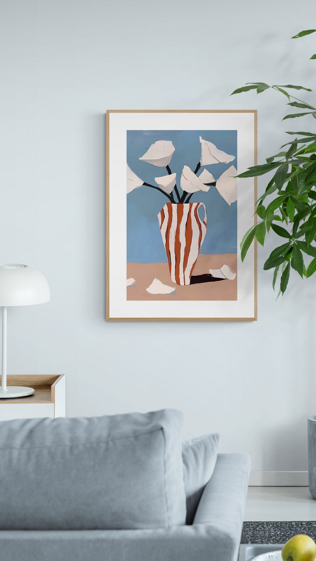 Blomster i høj stribet vase