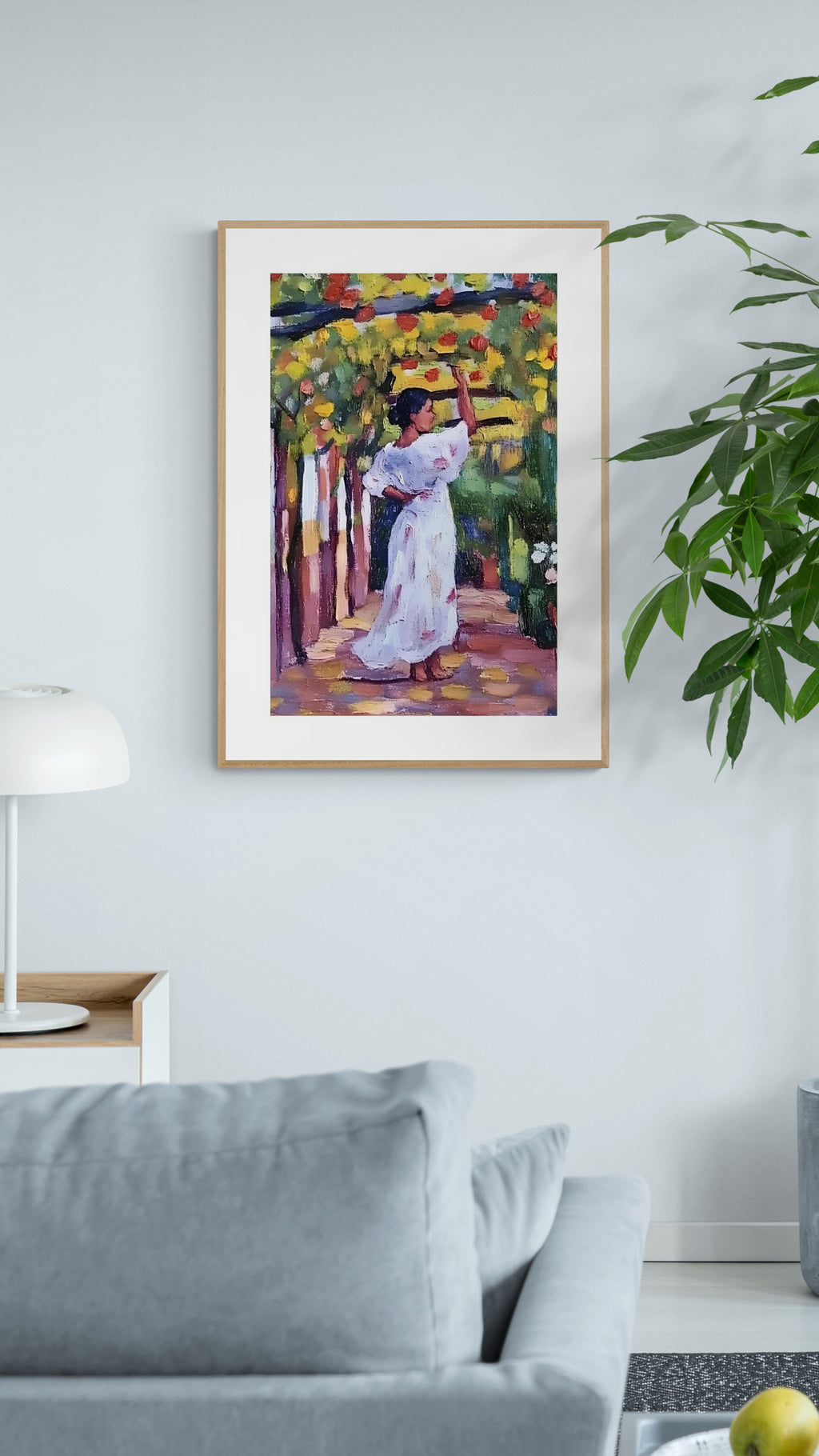 Kvinde danser under blomster