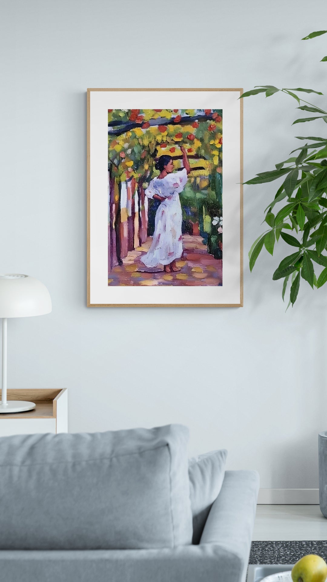 Kvinde danser under blomster