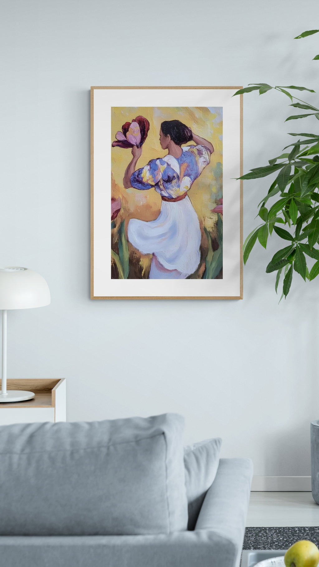 Kvindelig figur med blomster