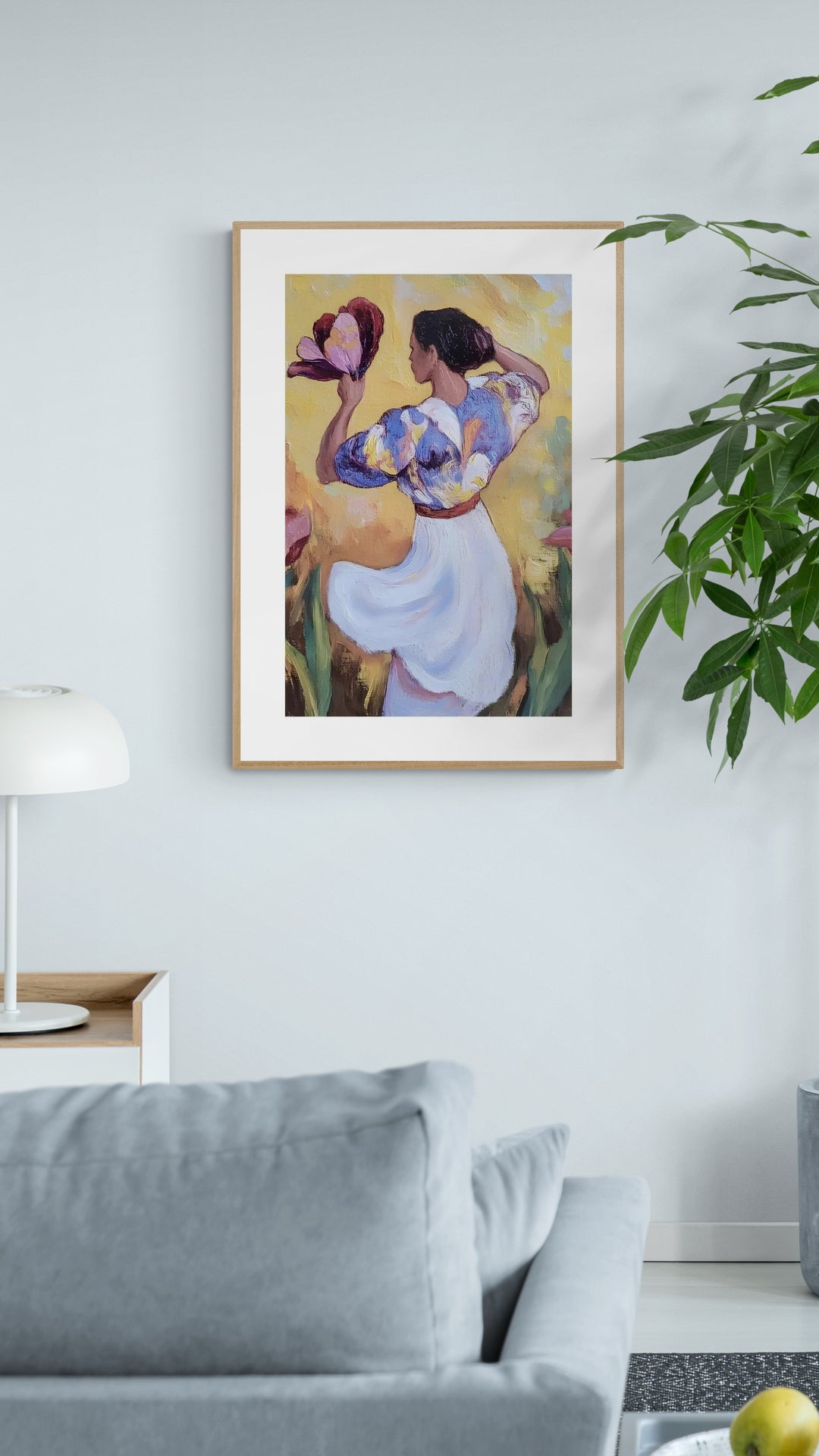 Kvindelig figur med blomster