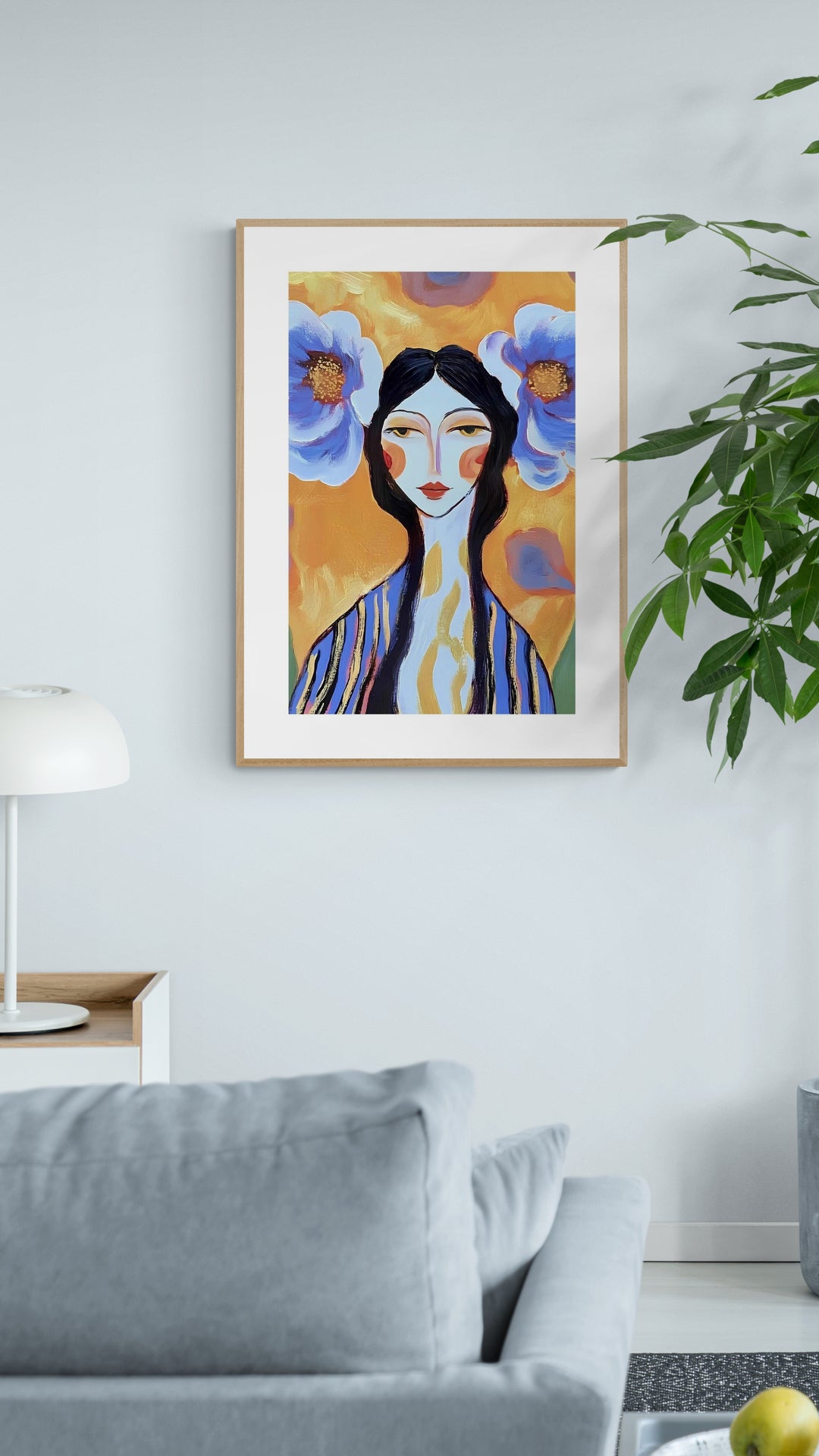 Kvinde omgivet af blomster