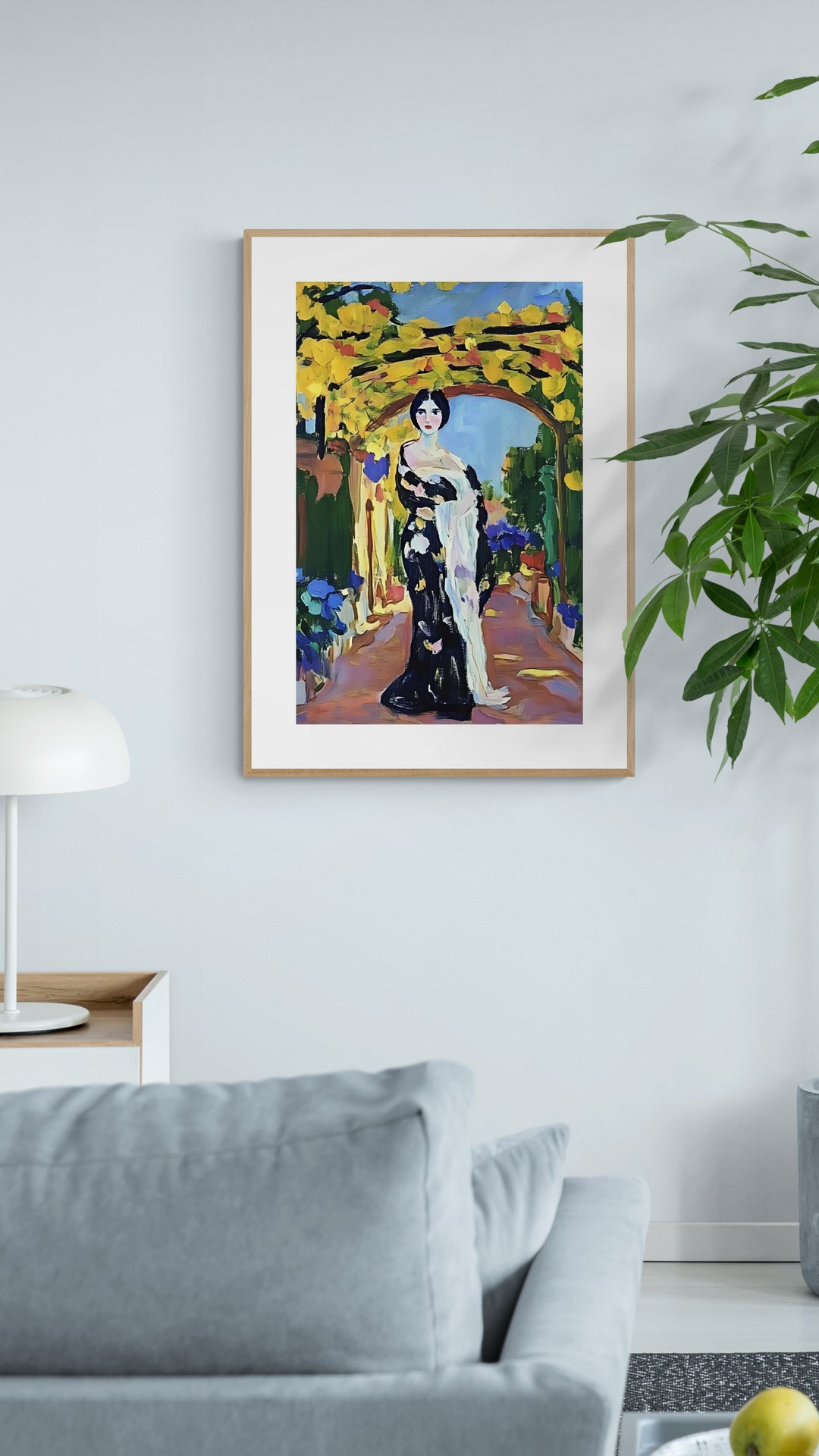 Elegant kvinde i blomsterportal